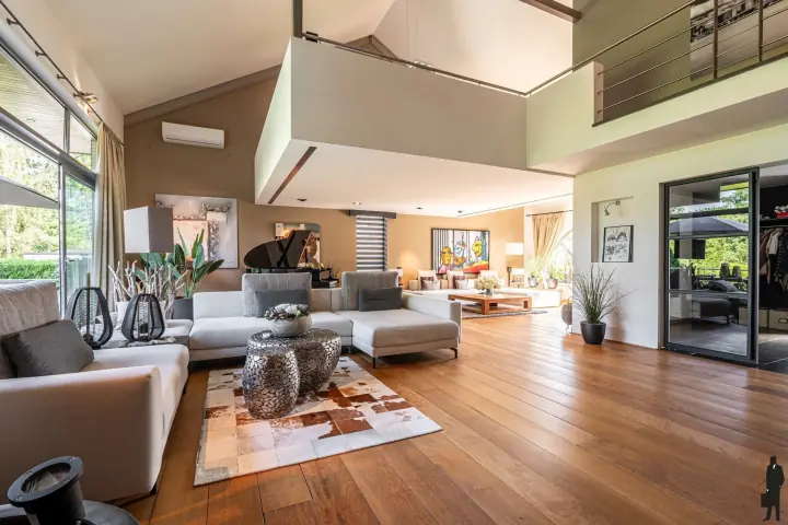 Hoge woonkamer met vide en zicht op de hoger gelegen niveaus