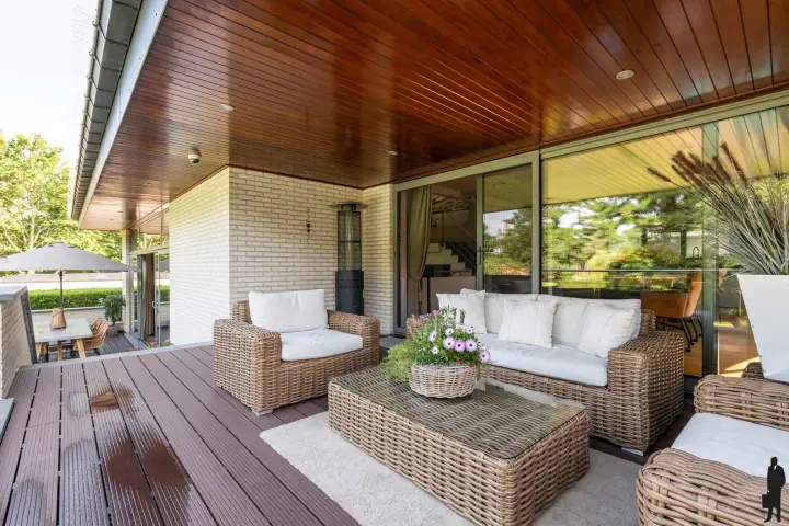 Overdekt loungeterras met houten plafond