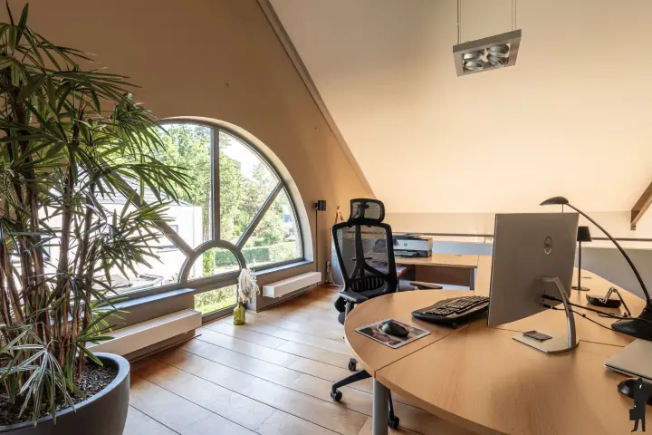 Kantoor van 31 m² met rondboograam