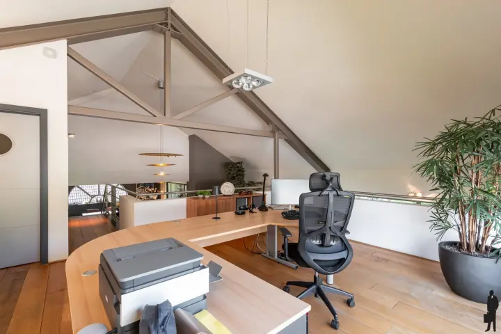 Werkplek onder de nok met zichtbare spanten