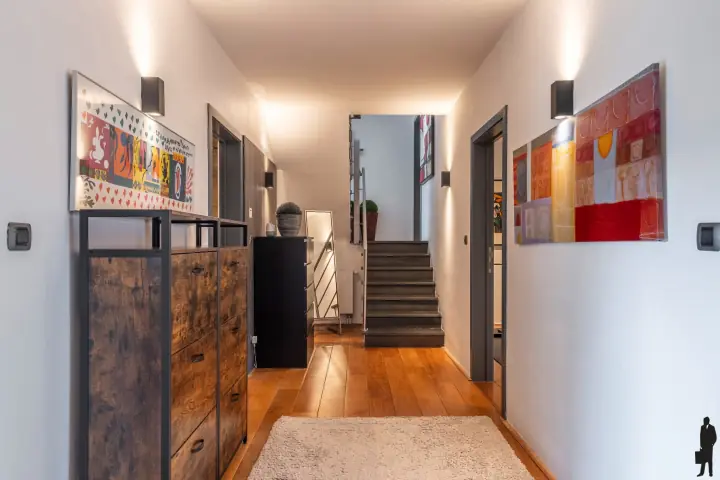Nachthal met kunst aan de wand