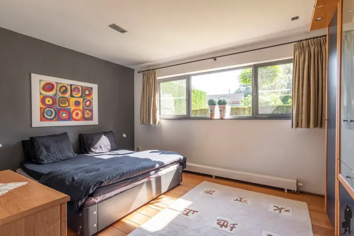 Slaapkamer met zicht op de tuin